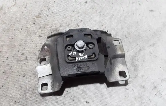 Ford Kuga II Engine mount bracket V617M121
