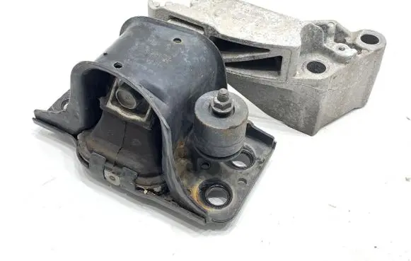 Nissan Qashqai Engine mounting bracket 11210JD00A