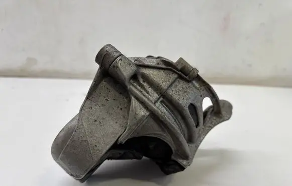 Engine mount bracket