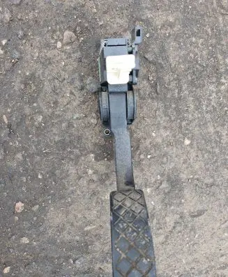 Accelerator throttle pedal