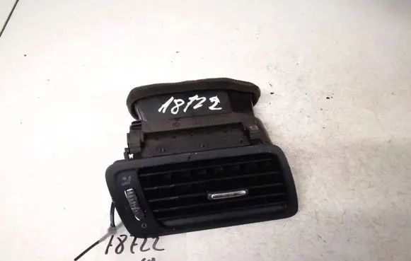Volkswagen PASSAT B6 Dash center air vent grill 3c1819702e