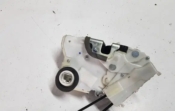 Toyota Yaris Front door lock 