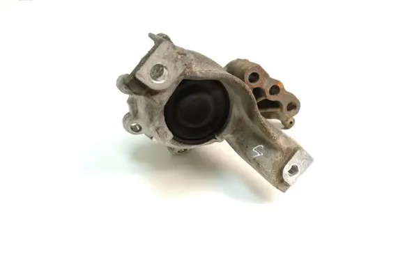 Honda CR-V Engine mount bracket