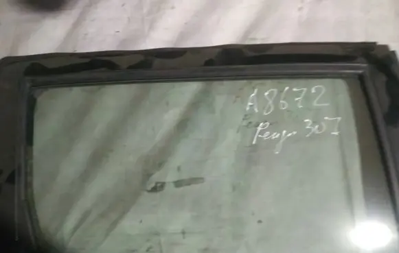 Peugeot 307 Rear door window glass as2