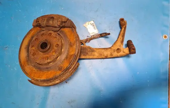Volkswagen PASSAT B5 Front wheel hub spindle knuckle 8D0407258