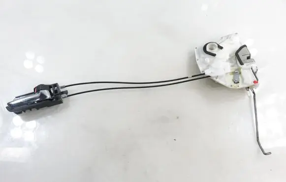 Suzuki Swift I Front door lock 