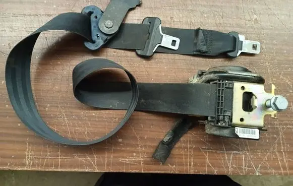 Renault Trafic II (X83) Rear seatbelt 8200328091