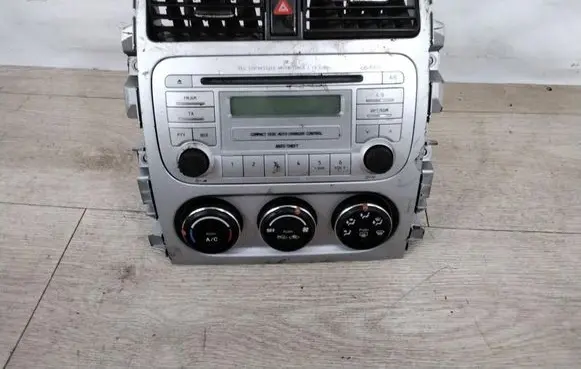 Suzuki Liana Radio/CD/DVD/GPS head unit