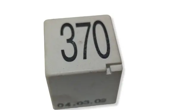 Volkswagen PASSAT B5.5 Other relay 8D0951253