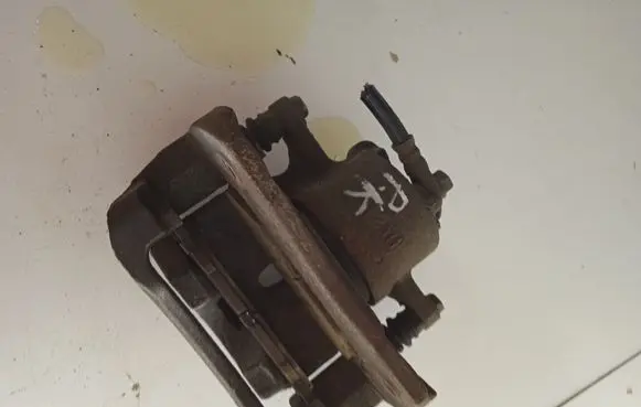 Toyota Prius+ (ZVW40) Front brake caliper