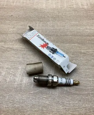 Volkswagen Multivan T5 Spark plug 101000051AA 0241235703