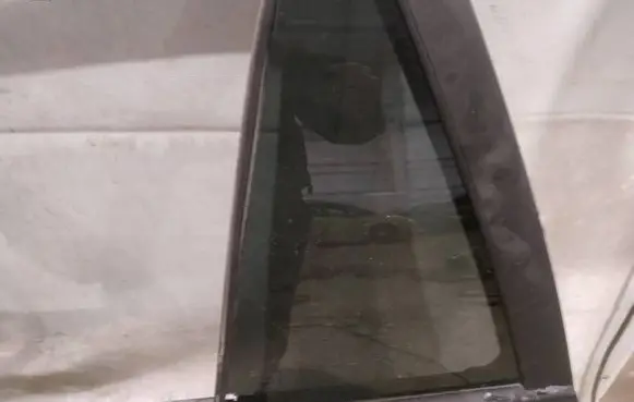 Peugeot 406 Rear vent window glass as2