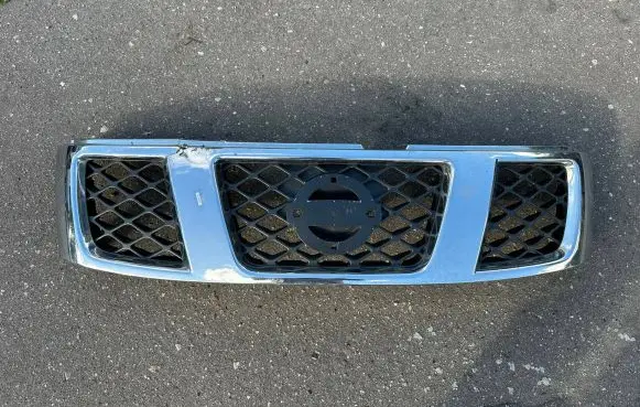 Nissan Patrol Y61 Front bumper upper radiator grill 62310VD200
