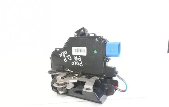 Volkswagen Polo IV 9N3 Front door lock 3B1837016CC