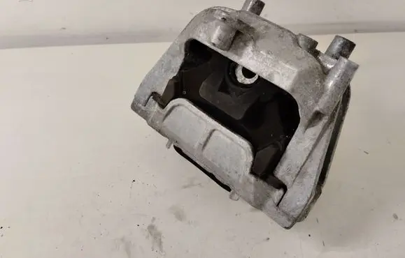 Volkswagen PASSAT B6 Engine mount bracket 1K0199262