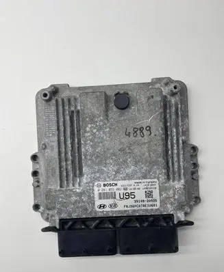 KIA Ceed Engine control unit/module 39140-2A925 0281033002 EDC17C57