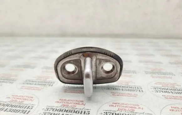 Skoda Octavia Mk2 (1Z) Rear door lock loop/hook striker 1Z0837033A