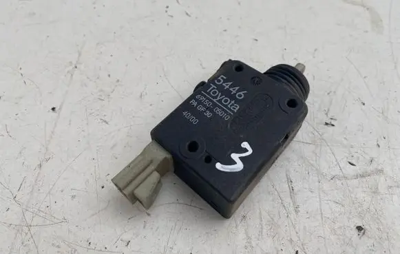 Toyota Avensis T220 Tailgate boot lock/latch motor 6915005010