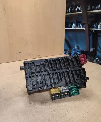 Volkswagen Golf III Fuse box set 357937039
