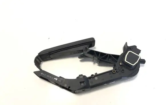 Mercedes-Benz E W211 Accelerator throttle pedal A2113000504 A2033010001