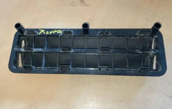 BMW 8 E31 Quarter panel pressure vent 64221946028