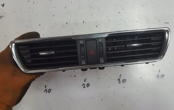 Mazda 3 III Dash center air vent grill