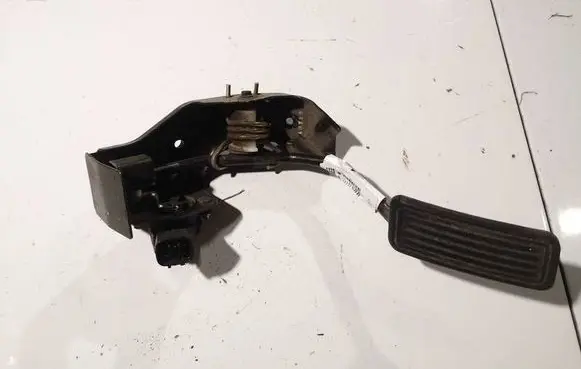 Accelerator throttle pedal