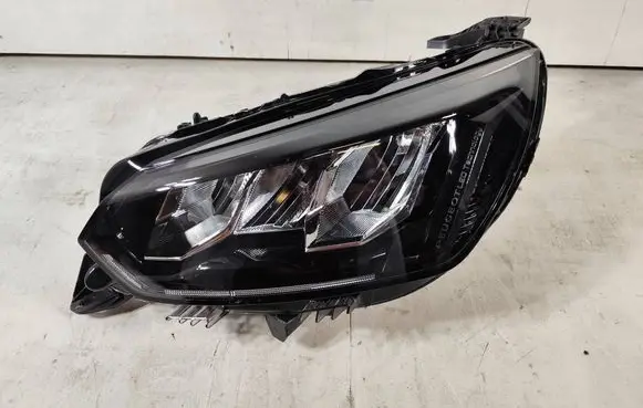 Peugeot 208 Headlight/headlamp 90200109 9833036380