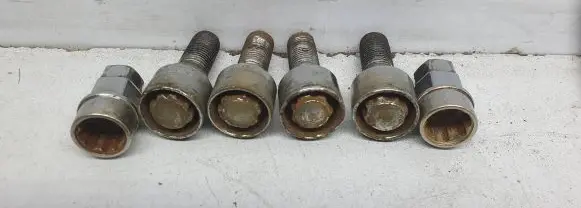 Volkswagen PASSAT B6 Anti-theft wheel nuts and lock 