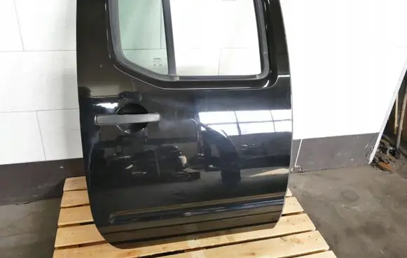 Nissan Navara D40 Rear door