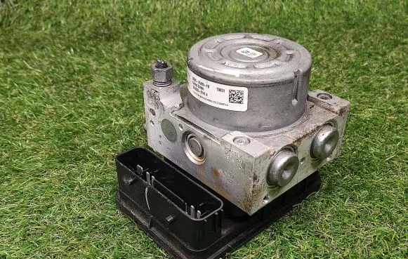 Ford Fusion II ABS Pump DG9C2C405FB