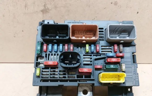 Citroen C5 Fuse box set 9675877980