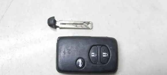 Toyota Avensis T270 Ignition key/card 