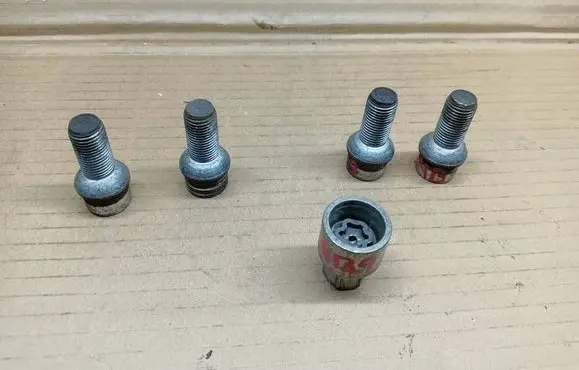 Audi A4 S4 B9 Anti-theft wheel nuts and lock 