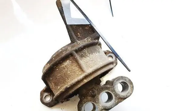 Opel Zafira A Engine mount bracket 90576049