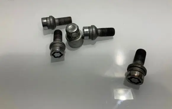 Mercedes-Benz CLS C219 Anti-theft wheel nuts and lock 