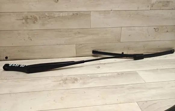 Volkswagen PASSAT B6 Front wiper blade arm 3C1955410B