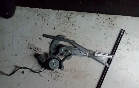 Honda CR-V Front door window regulator with motor