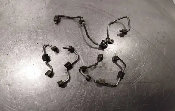 Volkswagen PASSAT B6 Fuel injector supply line/pipe 