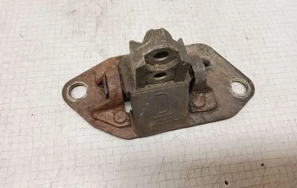 Volvo V70 Engine mount bracket 8624757