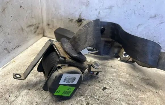 Hyundai Sonata Rear seatbelt 080111