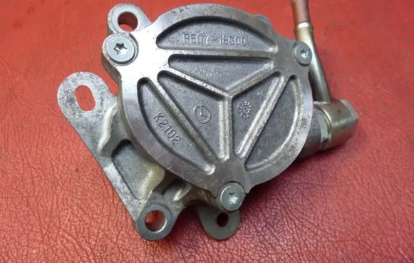 Mazda 3 III Vacuum pump PE0718G00