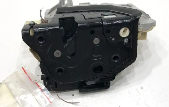 Volkswagen PASSAT B6 Front door lock 3C1837016A
