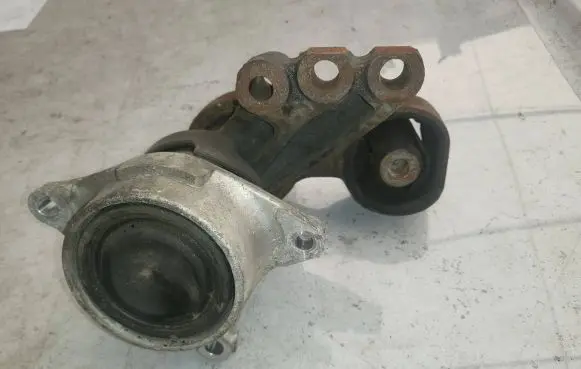 Honda CR-V Engine mount bracket