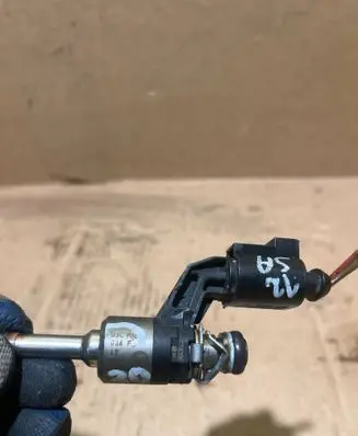 Volkswagen Golf VI Fuel injector 03C906036F