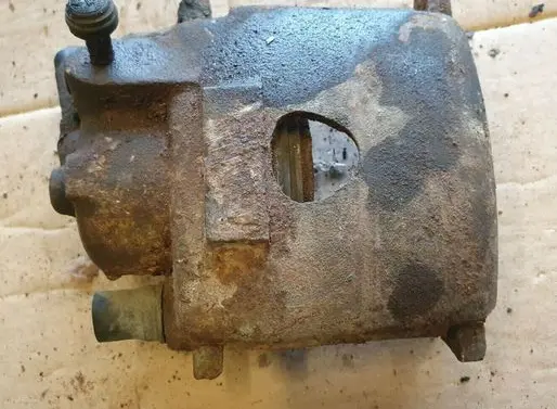 Volkswagen Jetta I Front brake caliper 171615123B
