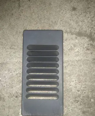Quarter panel pressure vent