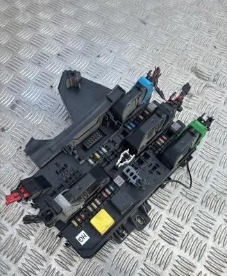 Opel Astra H Fuse module 13115937 329510614