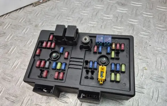 Chevrolet Captiva Fuse module 96821082
