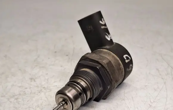 BMW 5 E60 E61 Fuel pressure regulator 0281002481 13537805733 13537788685